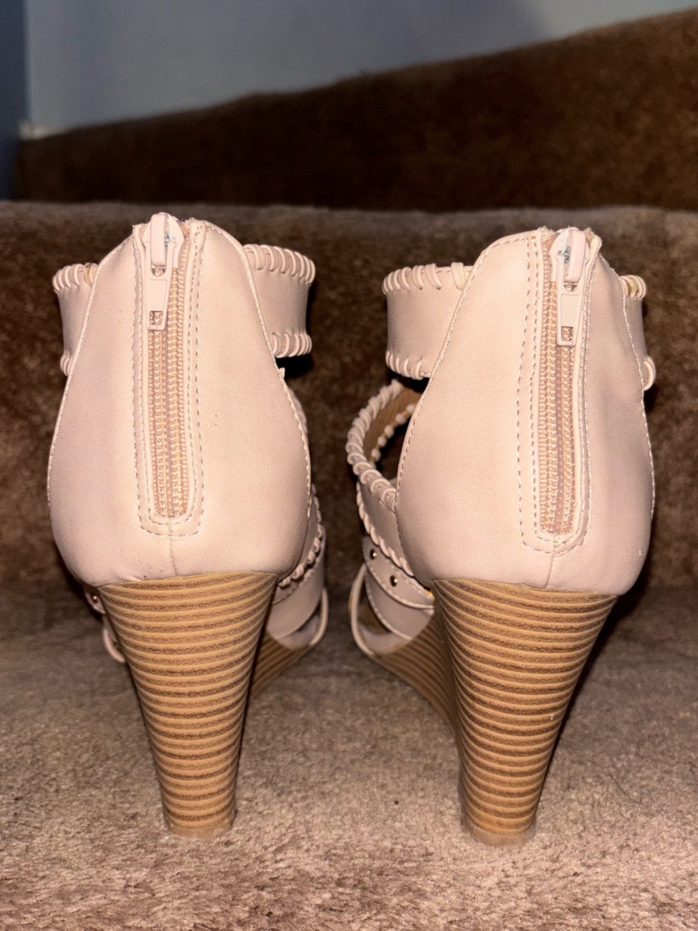 Report Raspberry Blush Pink Gold Hardware Strappy Wedge Heels W8 - Picture 4 of 8
